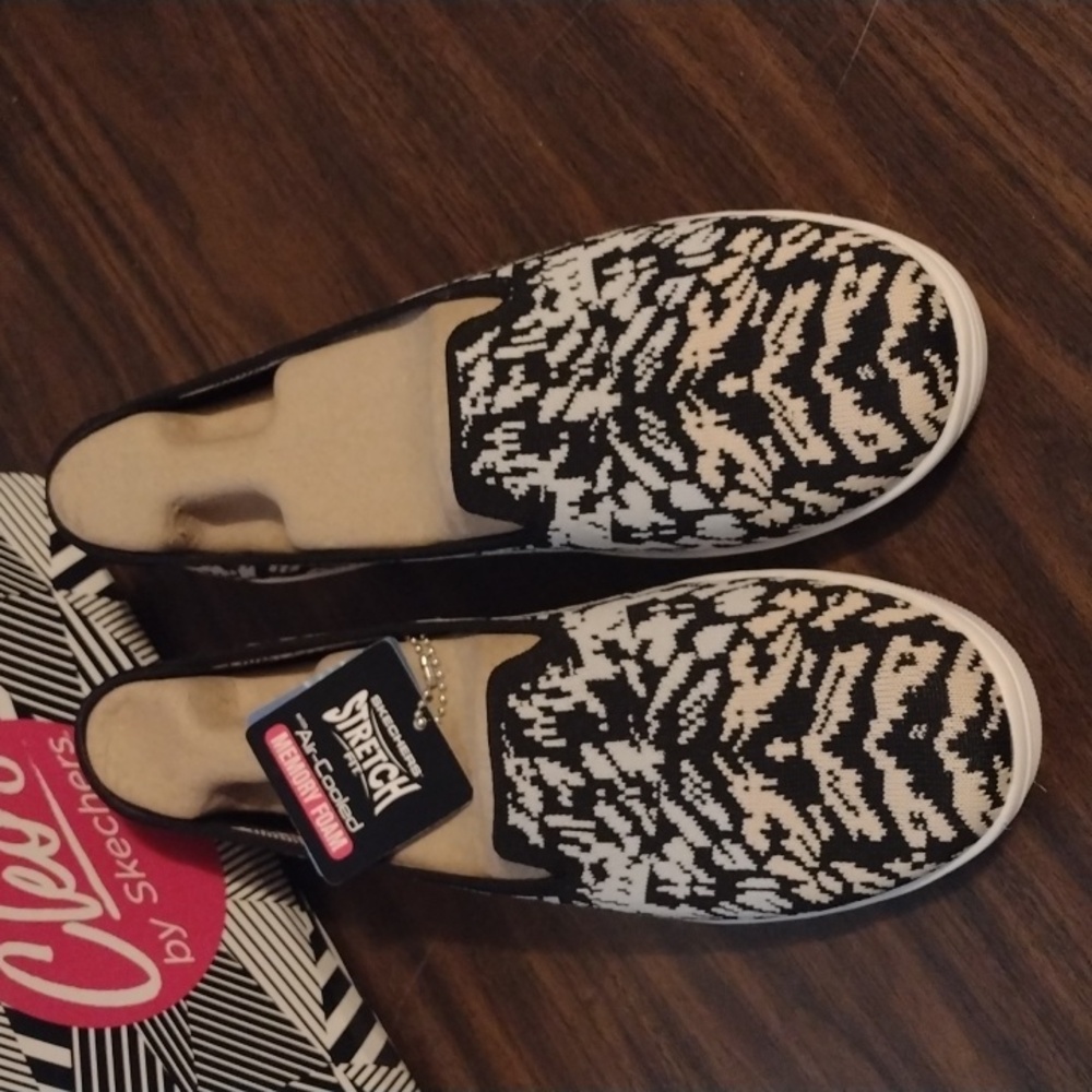 NIB Cleo by Skechers